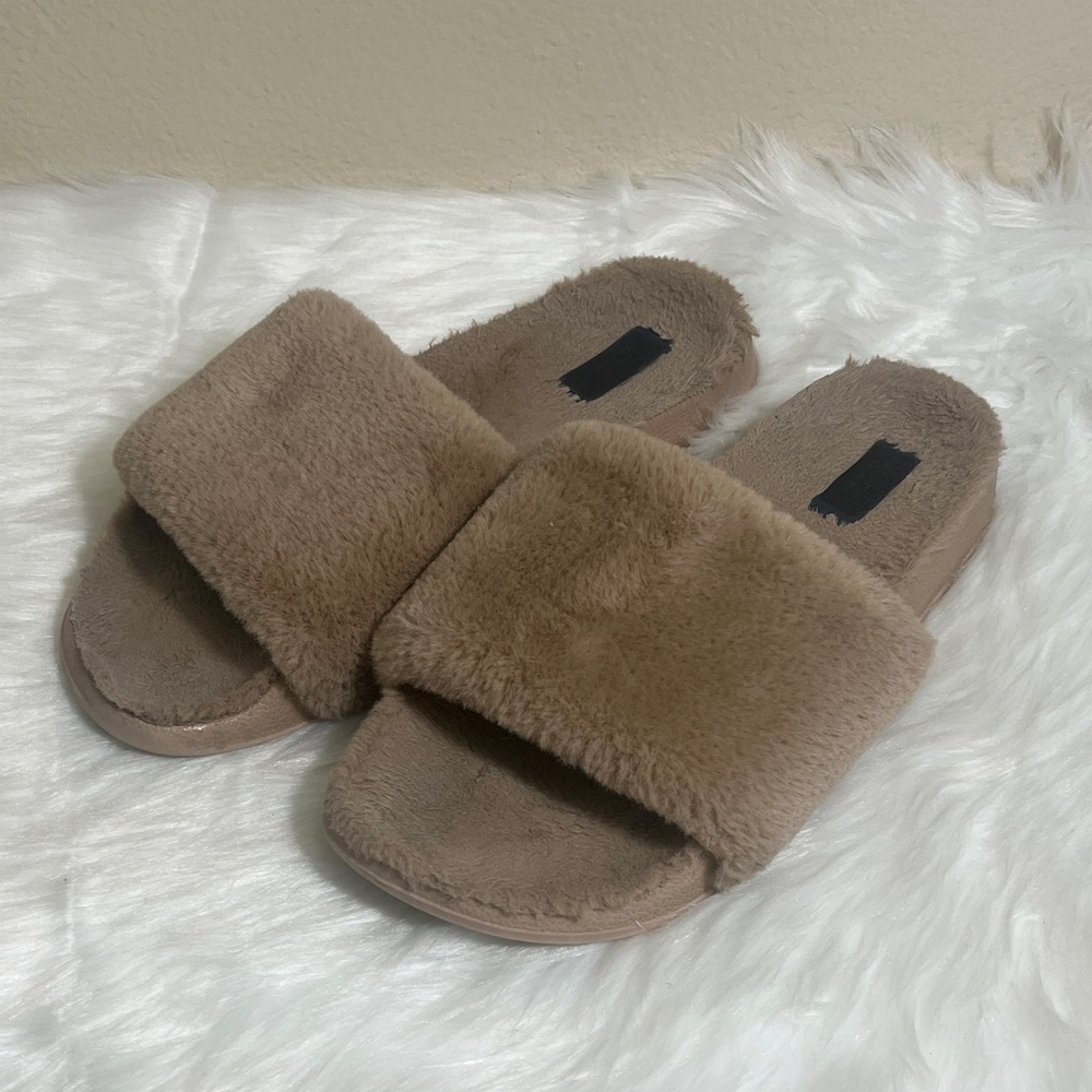 RACHEL Rachel Roy Cozy Brown Faux Fur Slides